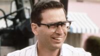 Kehilangan Besar: Robert Carradine, Bintang Revenge of the Nerds, Meninggal di Usia 71 Tahun