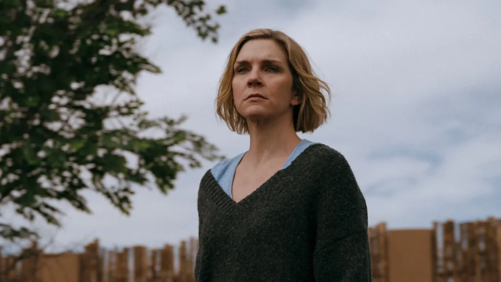 Rhea Seehorn dalam <em>Pluribus</em>” class=”wp-image-1522634″  /><figcaption class=