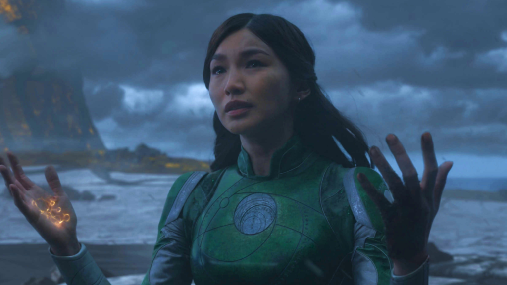 Gemma Chan sebagai Sersi di Eternals menggunakan kekuatannya