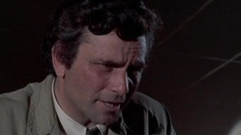 Detektif Columbo (Peter Falk) mendekati targetnya di Columbo