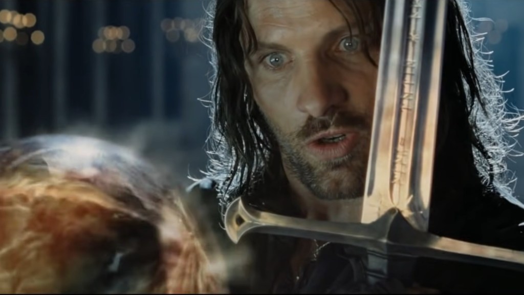 Aragorn menunjukkan pedangnya kepada Sauron melalui Palantír di The Return of the King