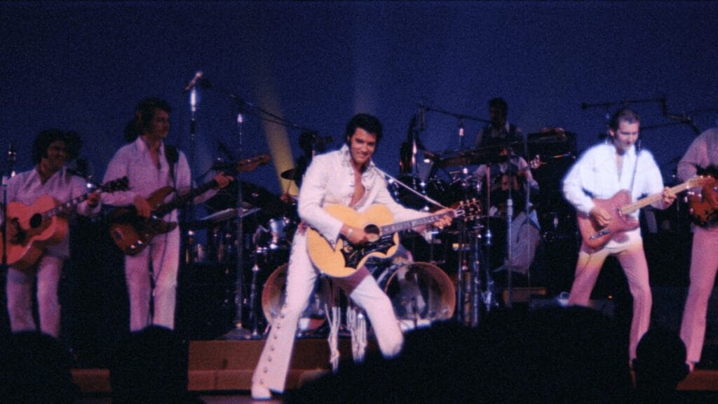 Rekaman yang dikembalikan dari film konser EPiC Elvis Presley saat bermain gitarnya di panggung.