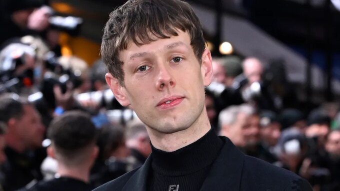 Josh Finan Bergabung dengan Sydney Sweeney di Film Custom Of the Country!