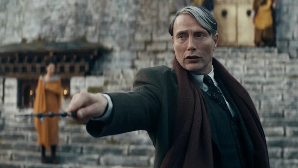 Mads Mikkelsen sebagai Gellert Grindelwald di Fantastic Beasts: The Secrets of Dumbledore