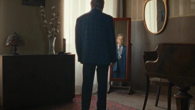 'The Loneliest Man in Town' Sukses Terjual ke Pasar Besar di Berlinale!