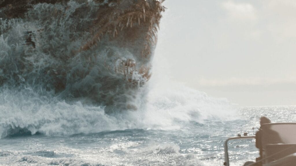 Titan X muncul dari laut mengejar perahu kecil di MONARCH: LEGACY OF MONSTERS Season 2.