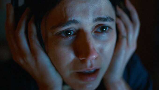 Ulasan 'Undertone': Podcast Paranormal yang Berubah Menjadi Kengerian Murni!