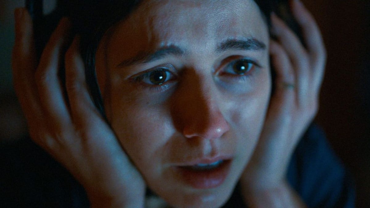 Ulasan 'Undertone': Podcast Paranormal yang Berubah Menjadi Kengerian Murni!