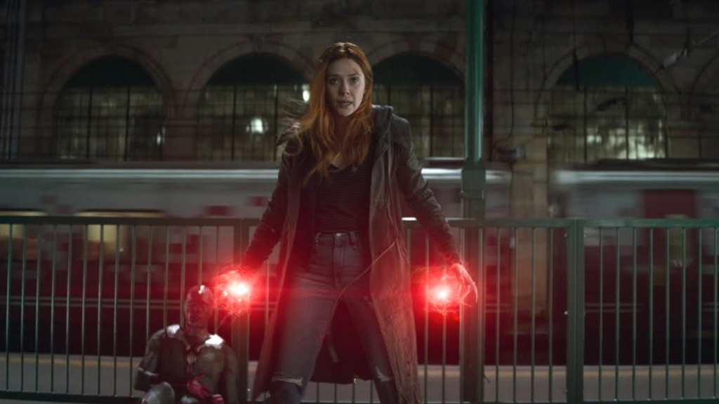 Wanda Maximoff di stasiun kereta dalam Avengers: Infinity War