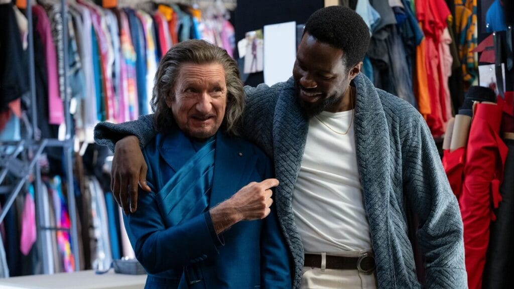 Ben Kingsley dan Yahya Abdul-Mateen II berperan sebagai Trevor Slattery dan Simon Williams, berpelukan akrab di serial WONDER MAN di Disney+.