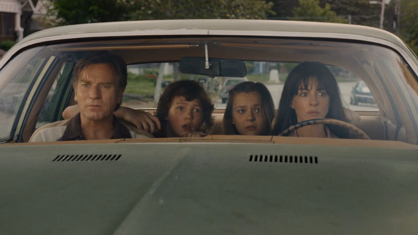 Anne Hathaway & Ewan McGregor Bawa Lingkungan ke Dimensi Lain Dalam Trailer Sci-Fi Untuk The End of Oak Street!