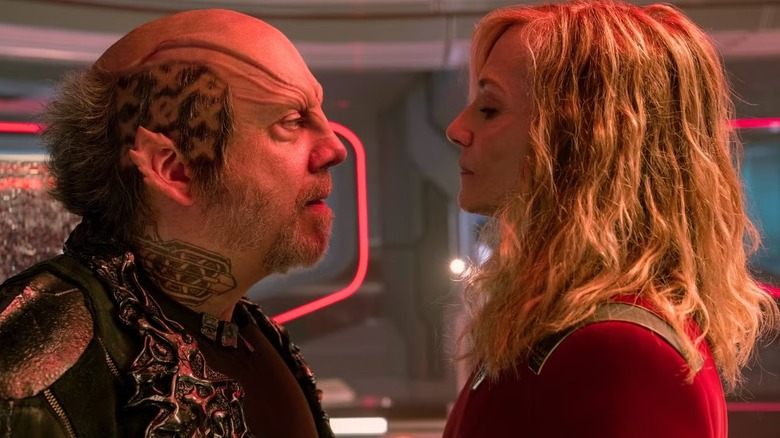 Paul Giamatti as Nus Braka standing face to face with Holly Hunter as Nahla Ake on Star Trek: Starfleet Academy