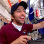 Begini Cara The Big Bang Theory Menggambarkan Howard Melayang di Ruang Angkasa