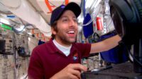 Begini Cara The Big Bang Theory Menggambarkan Howard Melayang di Ruang Angkasa