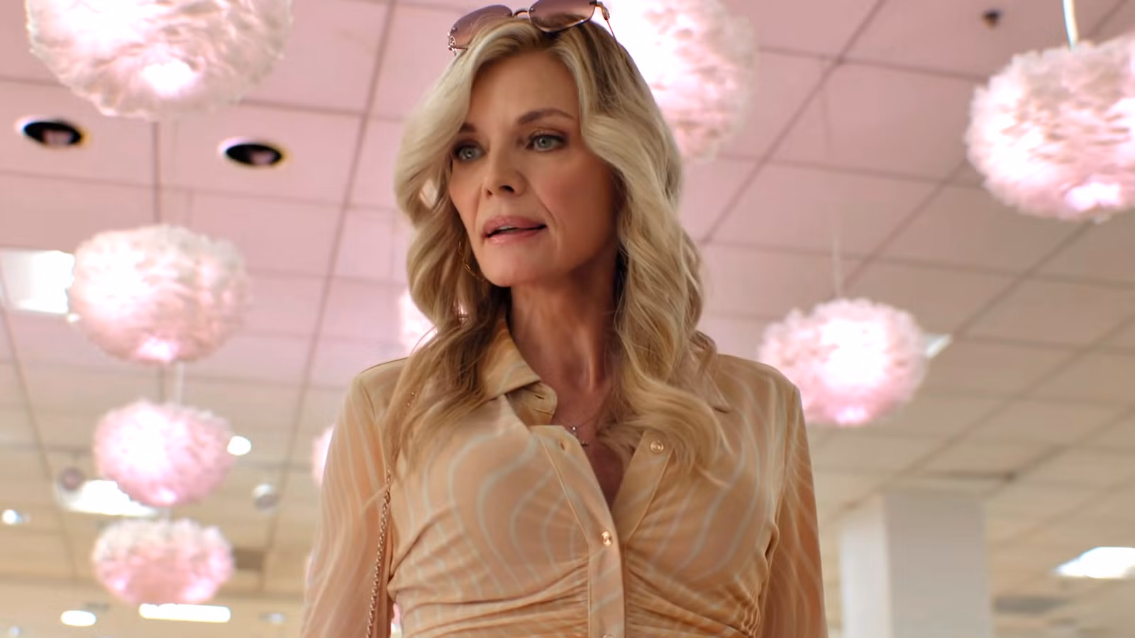 Mengapa Michelle Pfeiffer Jadi Pilihan Tunggal di Komedi Baru Apple TV? Inilah Penjelasannya dari Sang Creator!