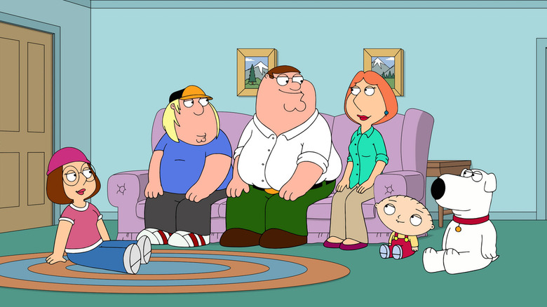 Meg, Chris, Peter, Lois, Stewie, dan Brian Griffin berkumpul di sofa ruang depan mereka di Family Guy.