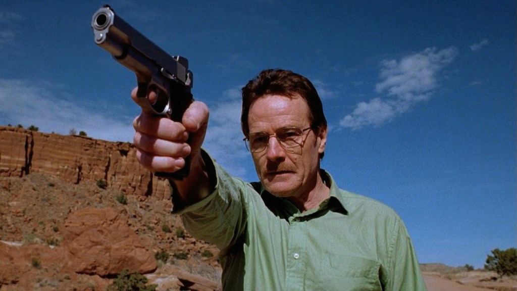 Bryan Cranston sebagai Walter White mengarahkan senjata di episode pilot Breaking Bad