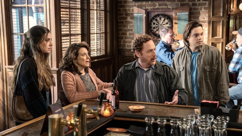 Blaire, Susan, Matty dan John Bennett di Ted Season 2