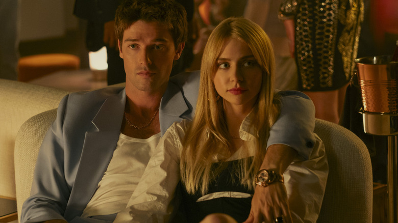 Golden Boy dengan satu tangan di atas bahu Cate