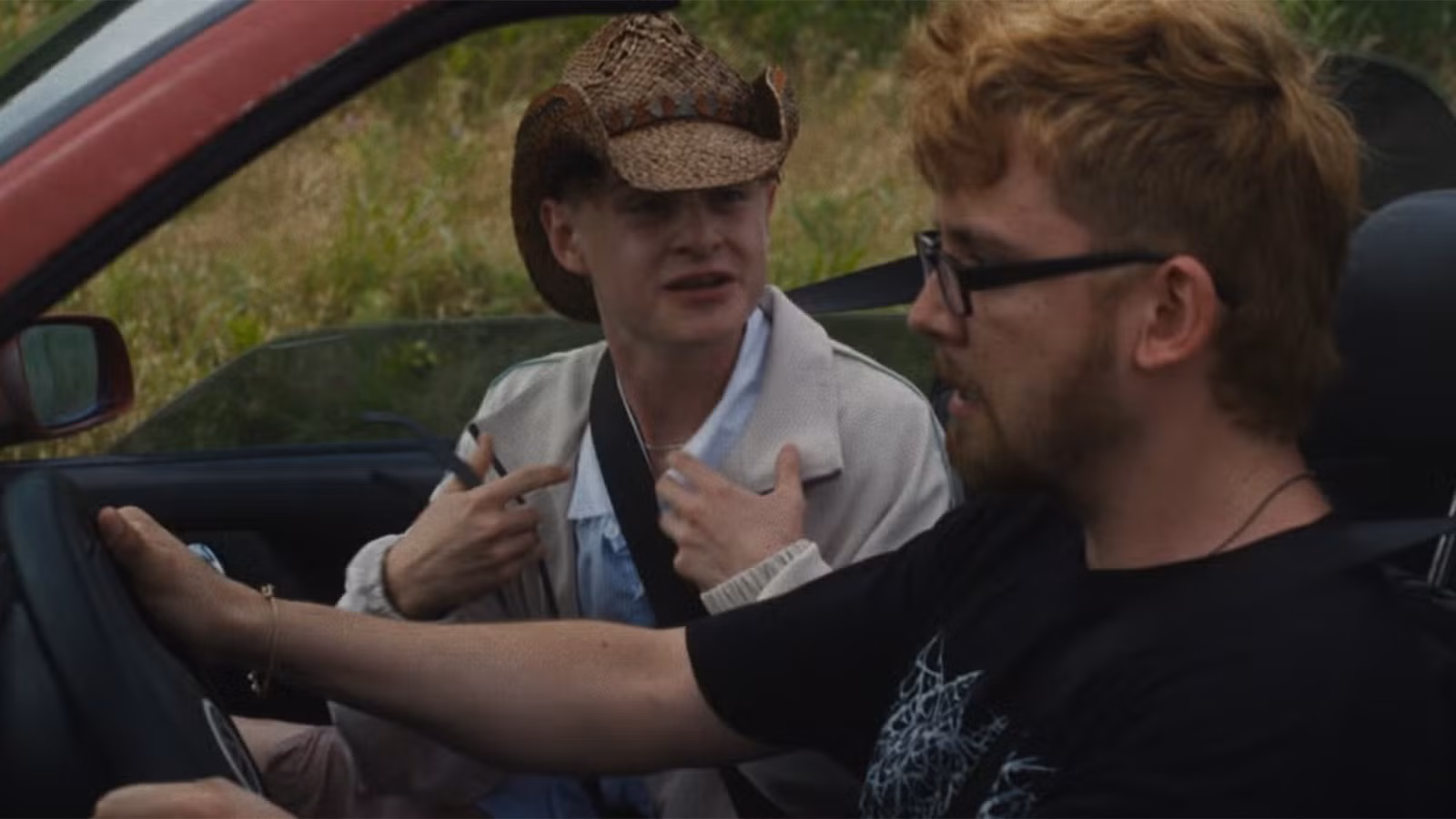 Asa Butterfield Tampilkan Keterampilan Pemasaran Aneh di Klip "Our Hero, Balthazar"!