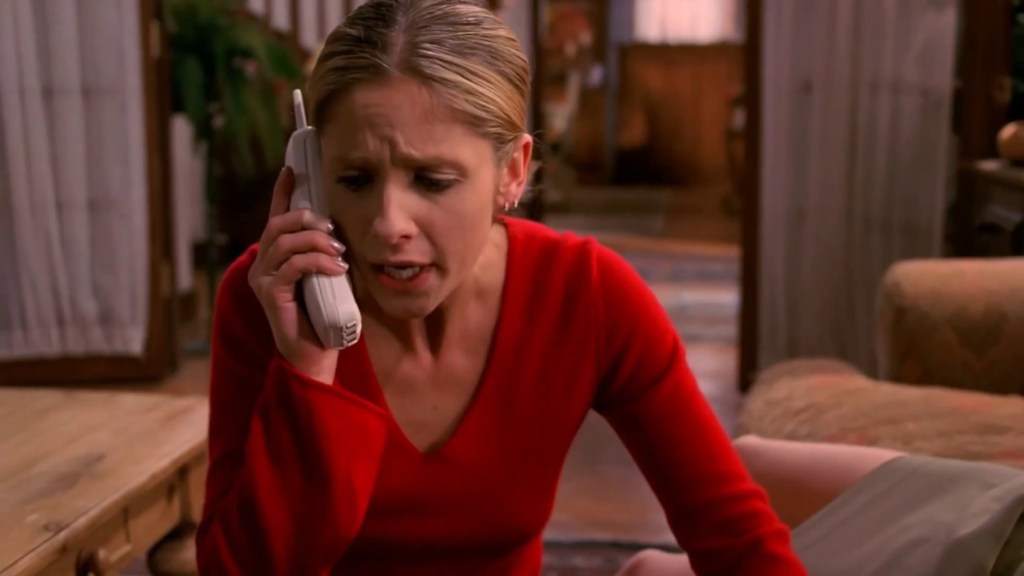 Buffy tampak bingung di telepon dalam Buffy the Vampire Slayer