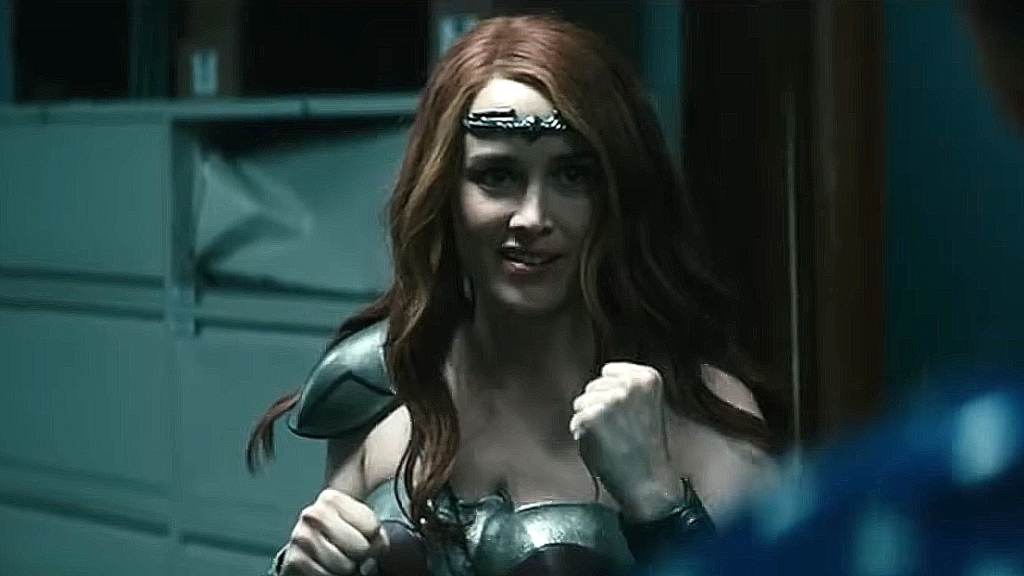 Maeve dengan tangan terangkat, tersenyum, di akhir Season 3 The Boys