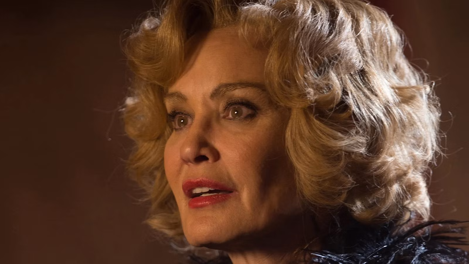 Kembali Lagi! Musim 13 American Horror Story Ungkap Penampilan Perdana Jessica Lange dan Kembalinya Para Penyihir Coven!
