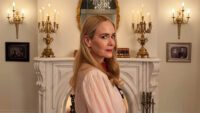 Foto Set Ungkap Keterkaitan Sarah Paulson dengan Coven!