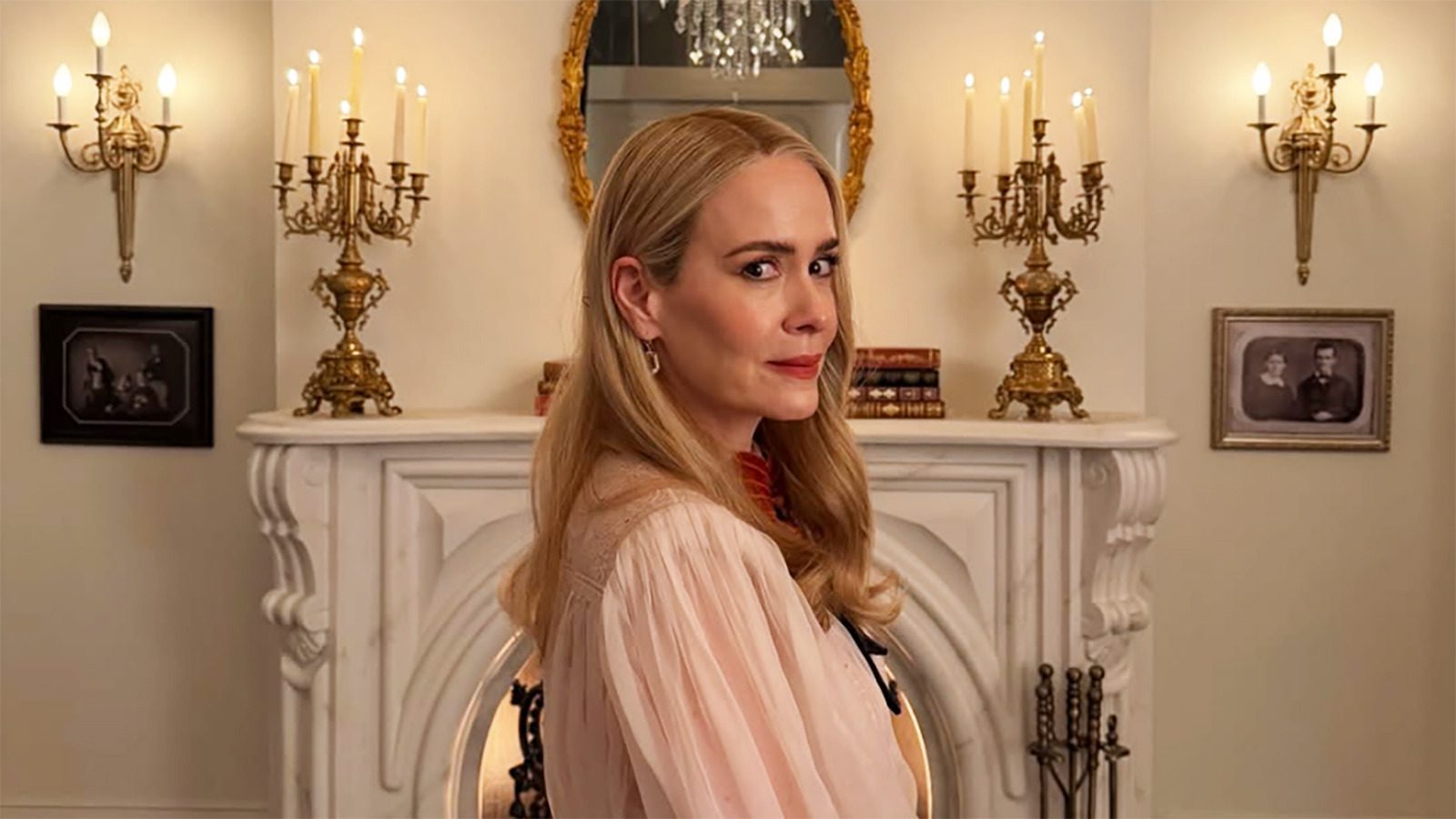 Foto Set Ungkap Keterkaitan Sarah Paulson dengan Coven!