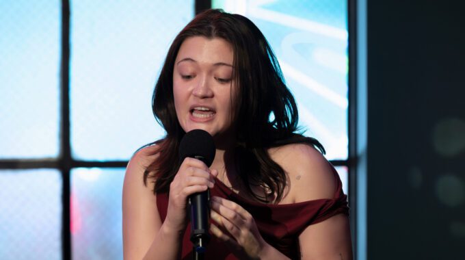 Pengalaman Seru! Isa Briones Ungkap Makna di Balik Adegan Karaoke Dr. Santos & Mel