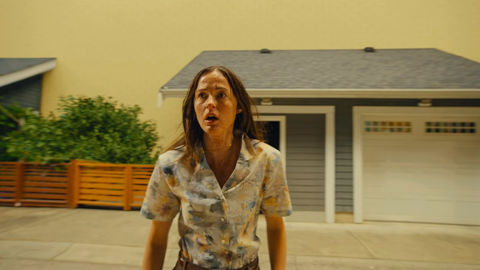 A24 Membangun 30.000 Kaki Persegi Backrooms Demi Wujudkan Dunia "Strange" Karya Kane Parsons!