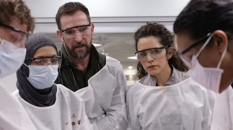 Dr. Robby dan Dr. Al-Hashimi mengamati prosedur