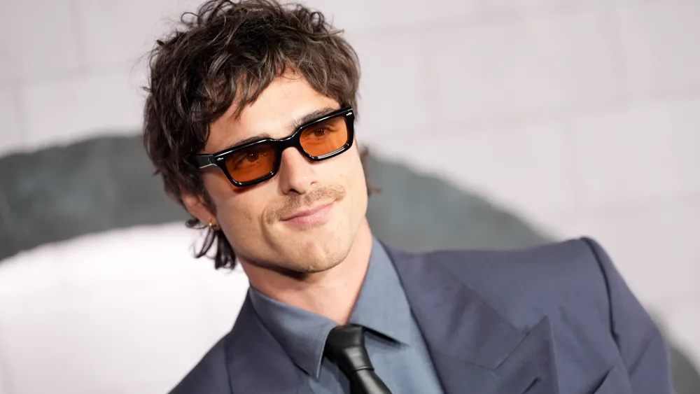 Jacob Elordi Mundur dari Juri Cannes Karena Cederai Kaki, Fans Kecewa!