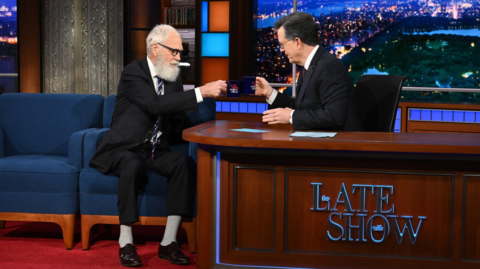 Stephen Colbert dan David Letterman Hancurkan Properti CBS Saat Kembalinya Letterman ke Late Show!