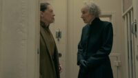 Margaret Atwood Munculkan Diri Sebagai Matron Penjara di Musim Terbaru!