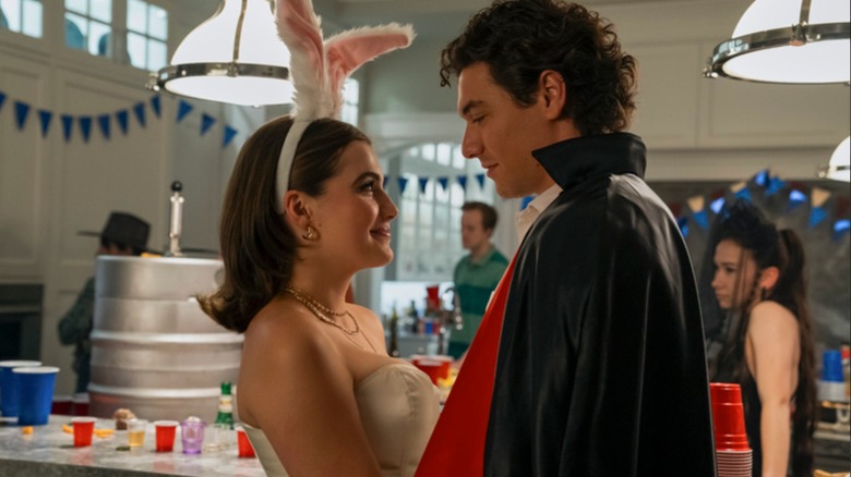 Hannah Wells dan Garrett Graham dalam kostum Halloween, tersenyum satu sama lain