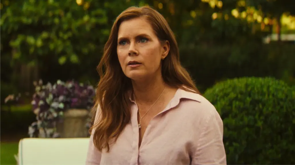 Amy Adams memberikan ekspresi serius di saat-saat tegang.