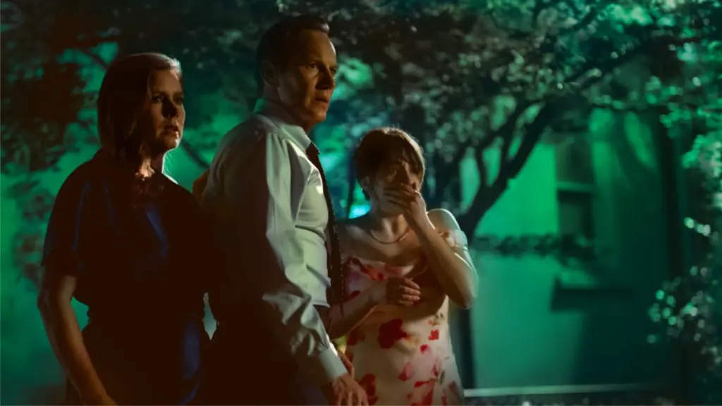 Patrick Wilson, Amy Adams, dan Lily Collias sebagai keluarga Bowden saat menunjukkan rasa takut dan terkejut.
