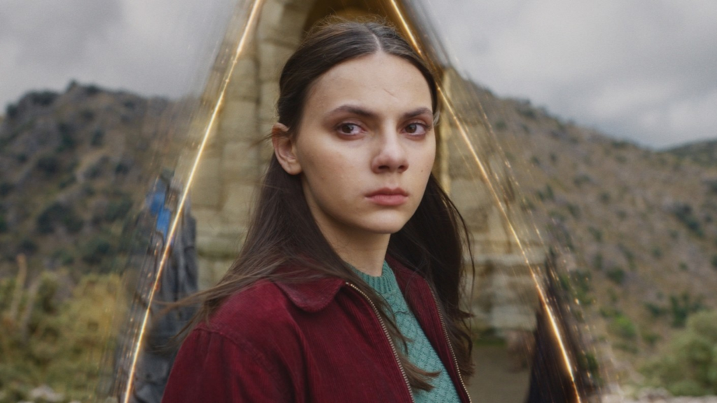 Dafne Keen sebagai Lyra di His Dark Materials