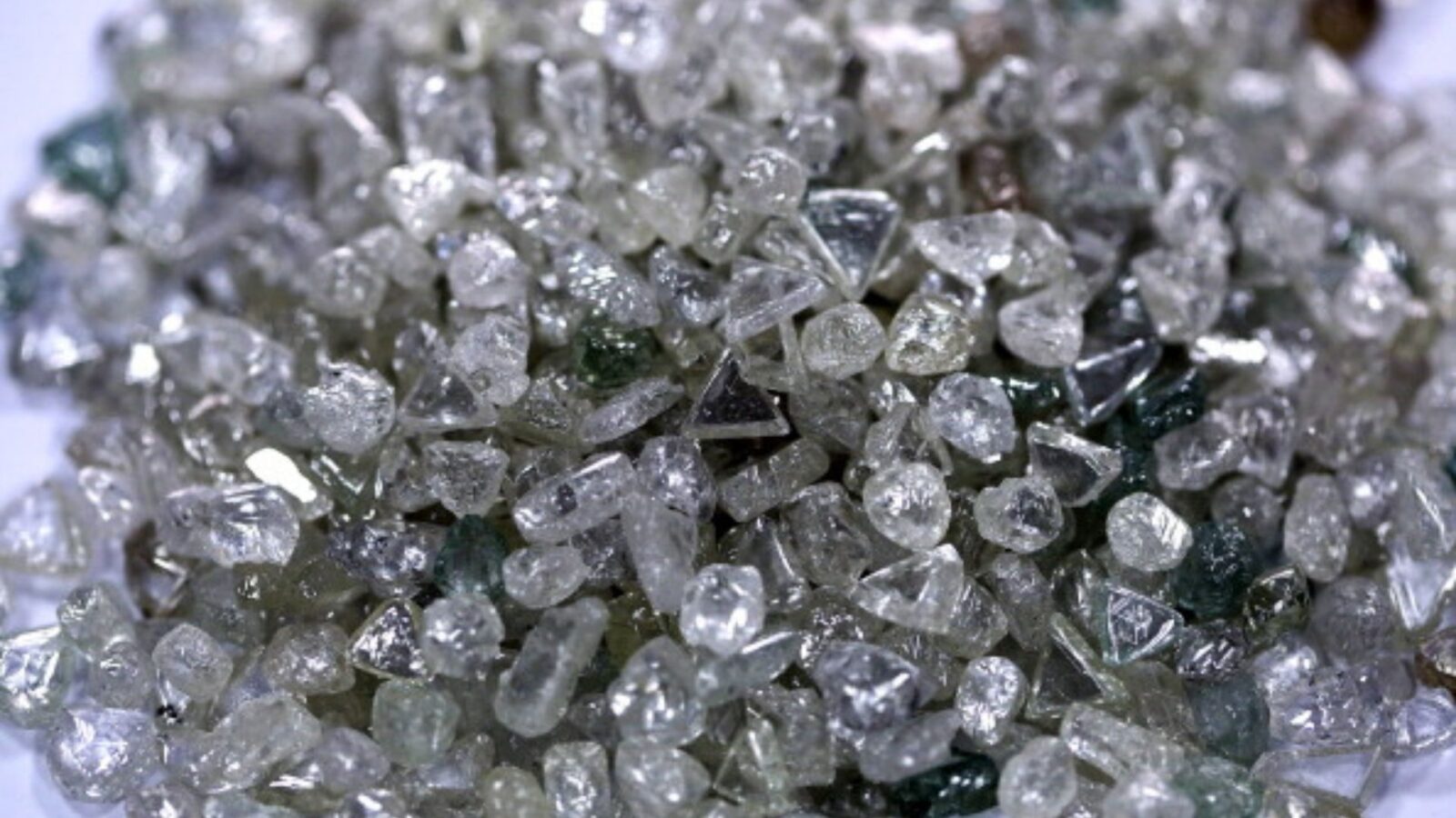 Galax Pamer Konsep GPU 'Generasi Berikutnya' Berhiaskan Kristal Swarovski, Tapi Apakah Ini Langkah yang Tepat di Pasar 2026?