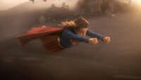 'Supergirl' Mengguncang, Raup $18 Juta di Hari Perdana!
