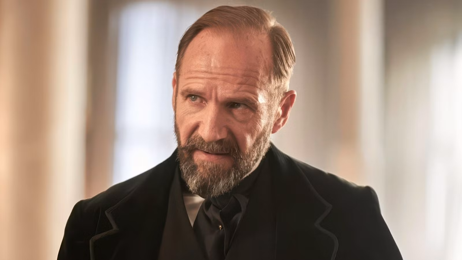 Kisah Terlupakan Ralph Fiennes dari Perang Dunia I Diam-Diam Menjadi Hit di Netflix!