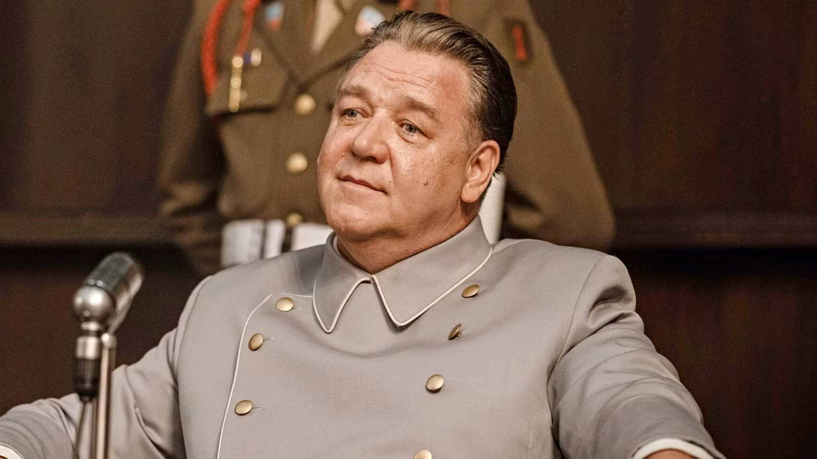 Russell Crowe Terdepak dari Puncak Box Office oleh Kejutan Tersiksa Brendan Fraser!