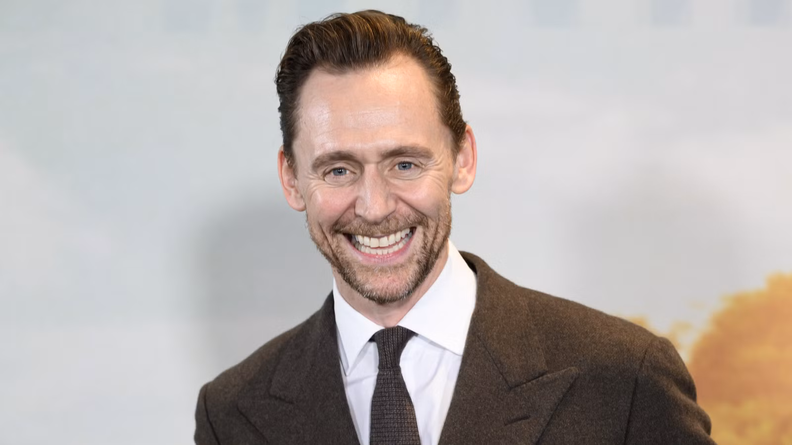 Tom Hiddleston Membongkar Misteri Letusan Vulkanik Paling Tragis Sepanjang Sejarah dalam Trailer Pertama Disney+ "Pompeii Out of Time"