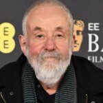 Mike Leigh Mengungkap Kemungkinan Pensiun Setelah Film Selanjutnya akibat Penyakit