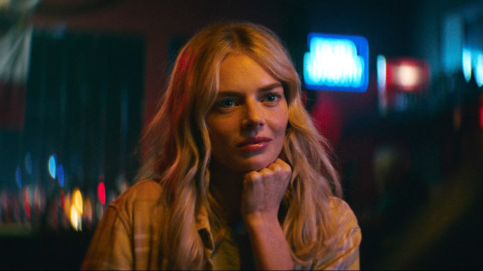 Samara Weaving dan Kyra Sedgwick Bergabung dalam Cuplikan Eksklusif "Carolina Caroline"!