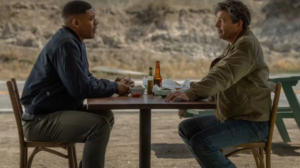 Aaron Pierre dan Kyle Chandler dalam HBO’s LANTERNS.