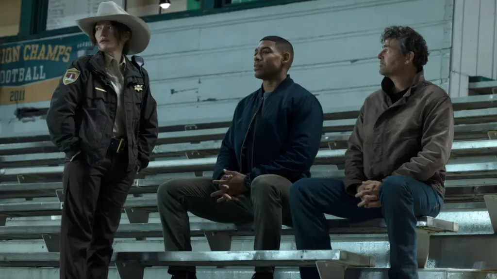 Kelly Macdonald berperan sebagai Sheriff Kerry di Rushville, Nebraska mempertanyakan Green Lanterns John Stewart dan Hal Jordan.