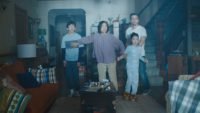Keluarga Ini Terjebak Di Dalam? Simak Alasannya!