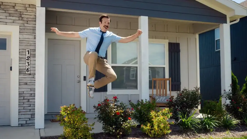 Momen lucu dari Jason Sudeikis yang melompat tinggi dengan ekspresi bahagia dari episode perdana TED LASSO Musim 4.